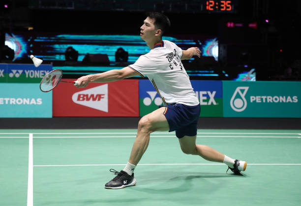 羽毛球运动装备要求:球拍、球和服装的规则限制