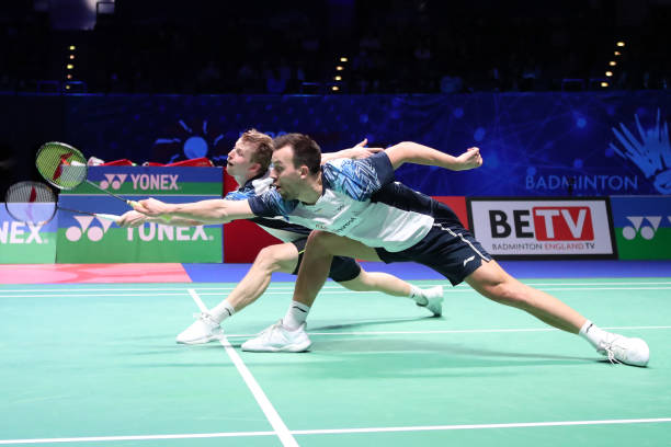 中级羽毛球拍材质对比:碳纤维VS铝合金的优劣分析