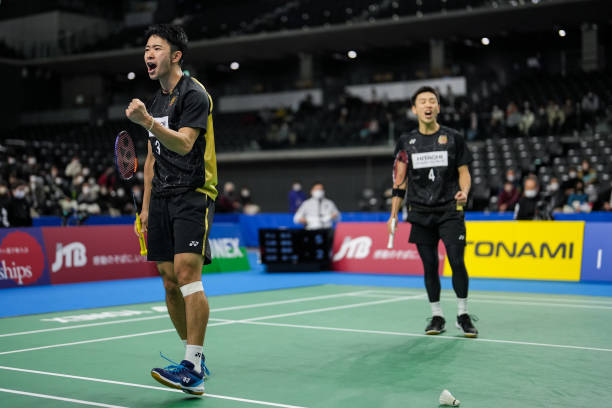 从场地看战术:羽毛球单打与双打的核心差异