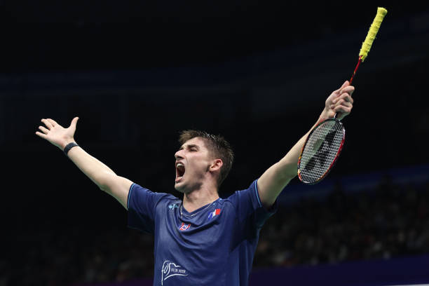 羽毛球单打VS双打发球规则对比:站位差异全解析