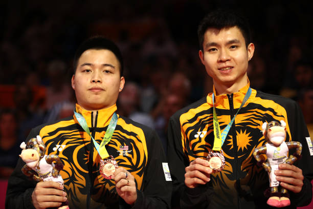 羽毛球单打发球界限争议终结:权威规则告诉你答案