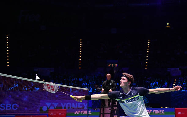 羽毛球接发球区域规则解析:避免犯规的关键要点