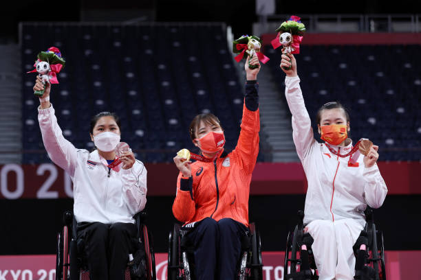 羽毛球素描艺术:用铅笔勾勒运动的灵魂