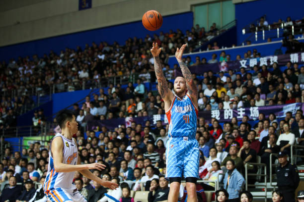 为什么说大前锋是连接内外线的战术枢纽?