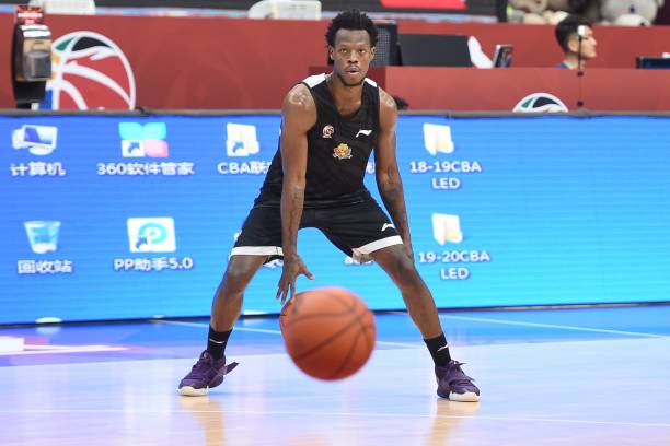 篮球裁判视角:盖帽动作中的合规与违规判断