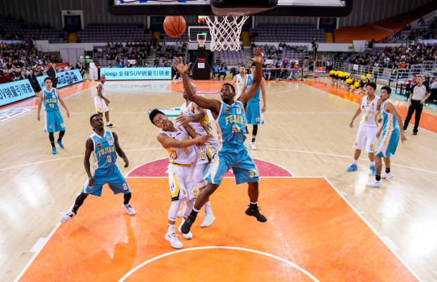 篮板球争夺中的动作要领:如何避免犯规并有效抢板