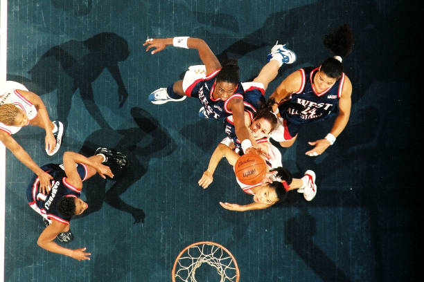 为传奇而战！湖人众将用赛场表现致敬科比球衣退役