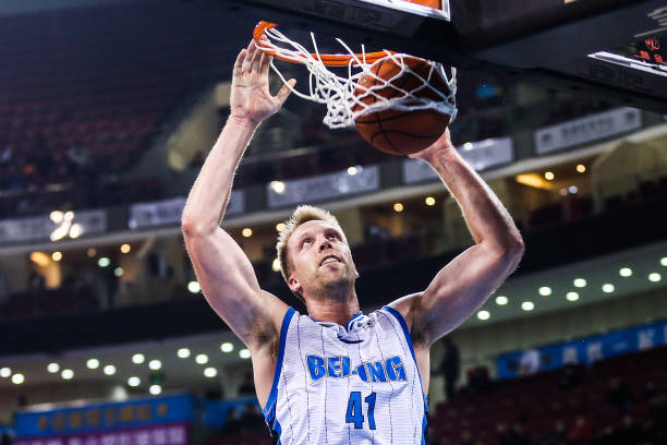 篮球规则中的违例与犯规:裁判如何判罚?