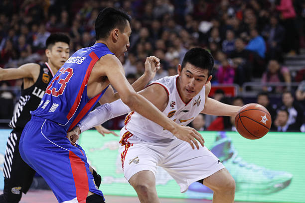 篮球上篮步法教学:欧洲步、跳步与交叉步的应用