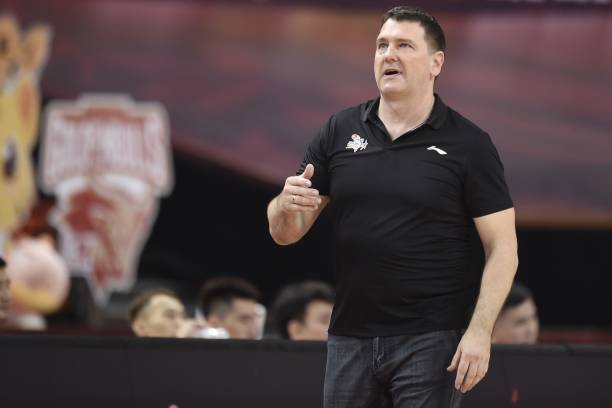 篮球场上炫酷过人:蝴蝶穿花动作分解教学