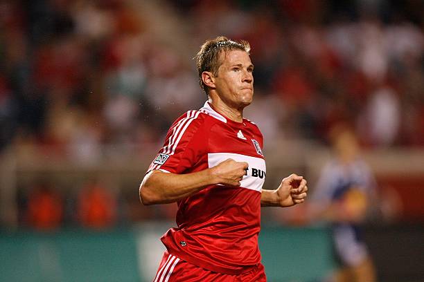 探讨梅西作为体育偶像的社会与文化影响。