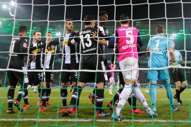 分析突发情况(如伤病)对球队人员结构和实力的影响