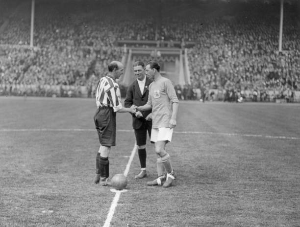 两位传奇的相遇:马拉多纳与梅西同场竞技的珍贵时刻