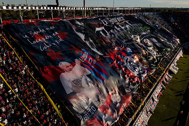 想象性地描绘其可能承担的世俗与神圣角色