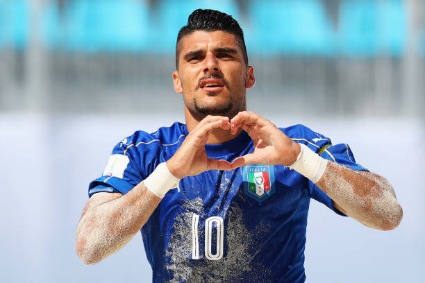 法甲前三争夺战:巴黎圣日耳曼领跑,里昂、马赛紧追不舍