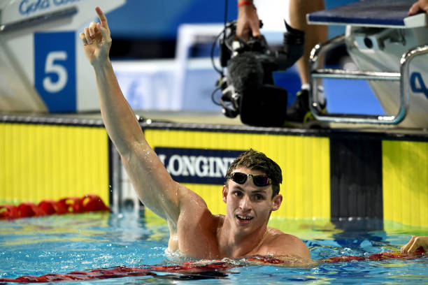 泳池训练 vs 公开水域实战:游泳技巧的适应性差异