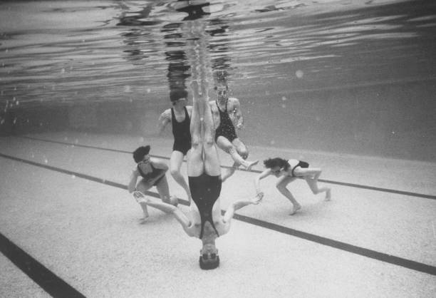 水中嬉戏乐翻天:萌娃泳池欢乐集锦