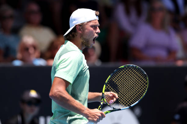 不同场地类型对网球比赛最佳局数的影响