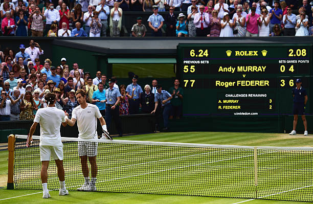 经典瞬间:费德勒捧起温网冠军奖杯