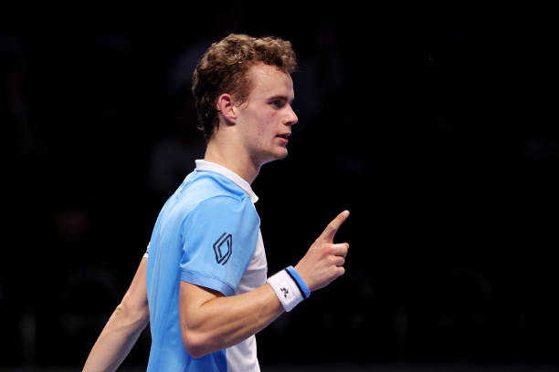 板网球入门:初学者必看的基础技巧教学