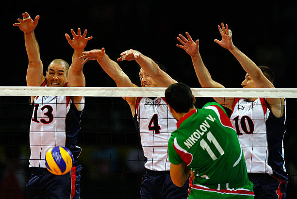 室内排球比赛场地的尺寸要求是什么?